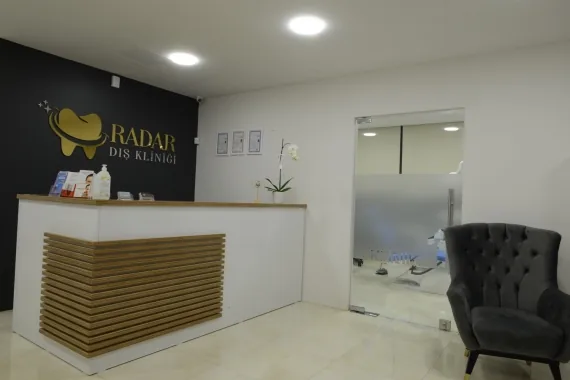 Klinik girişi ve danışma bankosu