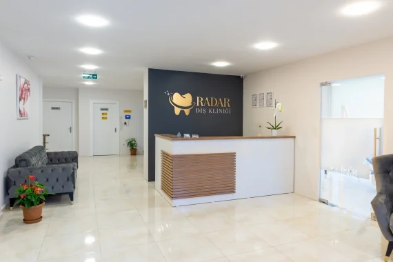 Klinik koridoru ve bekleme alanı