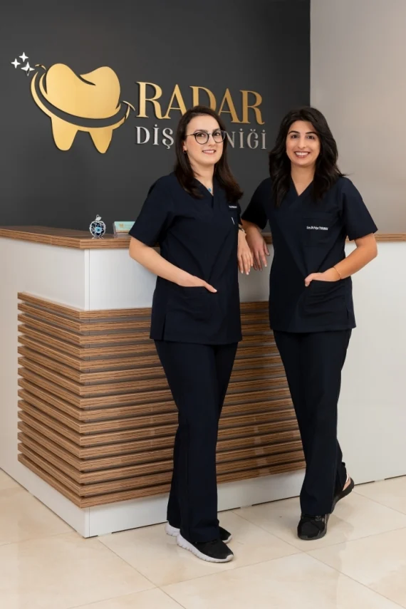 Danışma bankosunda klinik çalışanları