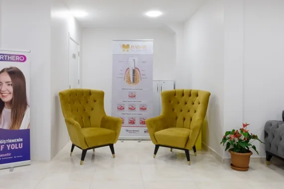 Bekleme alanındaki koltuklar